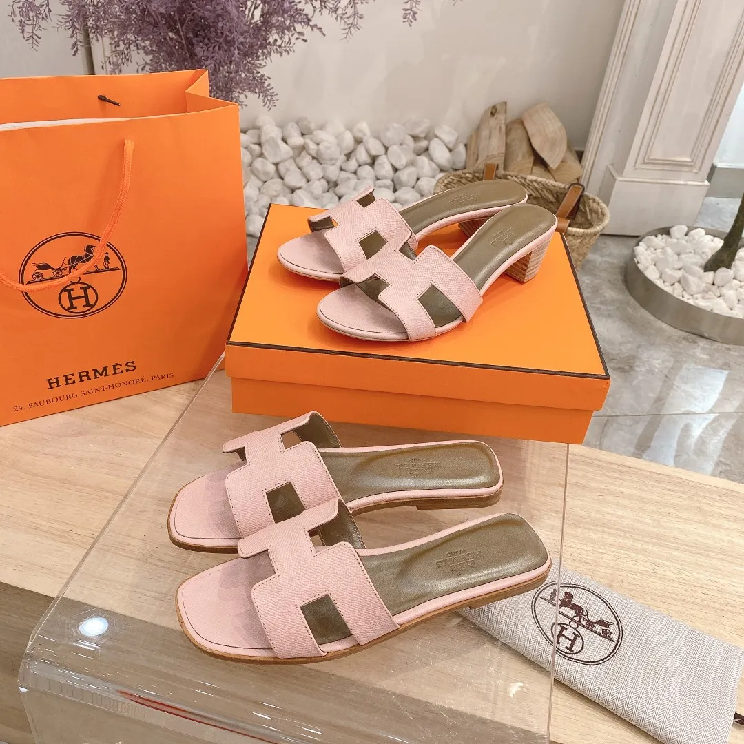 👟👟Ex-factory price 300👟👟 Genuine leather sole +40 🦄Hermès "Palm Print" has added new color sandals, "Year-round shipment" with three-dimensional concave and convex feeling on the classic "H" upper... It is a must-have item in your wardrobe, and it is magically versatile in this summer! This model fully demonstrates the classic Hermès style "palm print". Classic calfskin material ~ imported sheepskin. Lining 🐎Size: 34~42. Heel height ② type: low heel 1.5cm. Medium heel 4.5cm. Genuine leather sole +40 rubber sole.